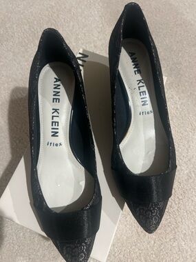 Anne Klein iflex Black Lace & Satin Pumps – Size 10M